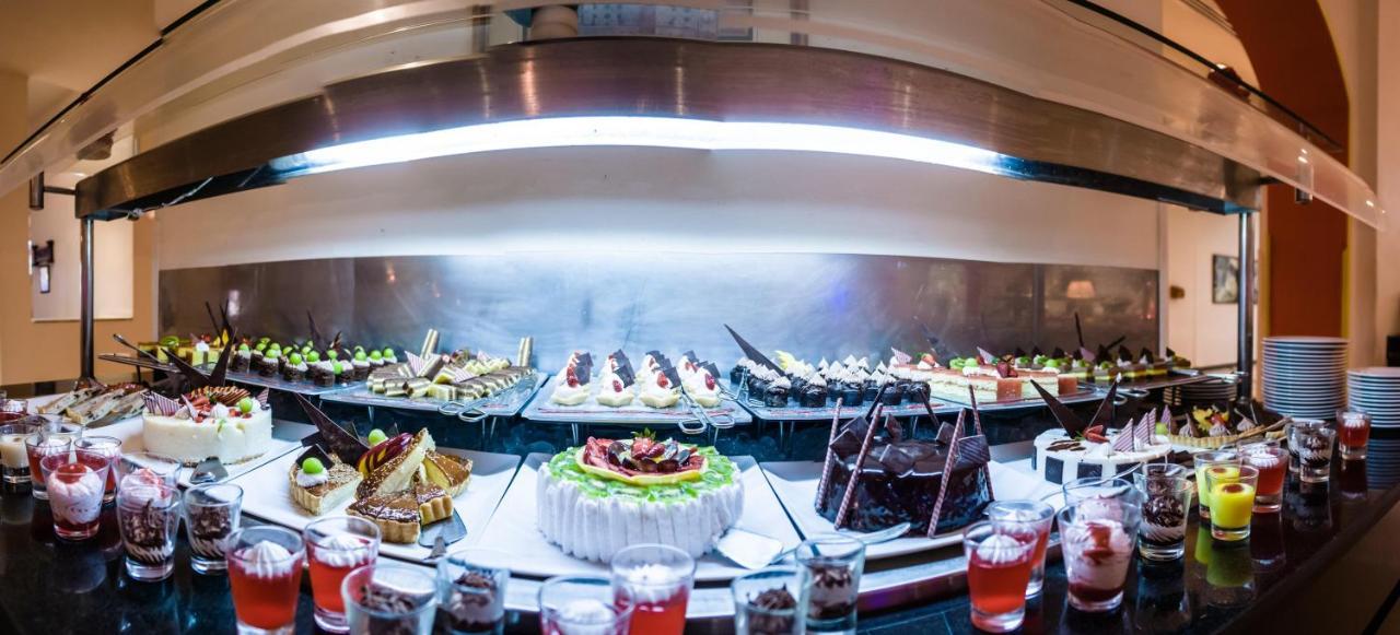 ジョリー ヴィル ゴルフ&リゾート シャルム・エル・シェイク エクステリア 写真 A dessert buffet