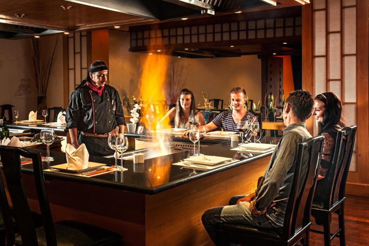 ジョリー ヴィル ゴルフ&リゾート シャルム・エル・シェイク エクステリア 写真 A chef cooking at the table