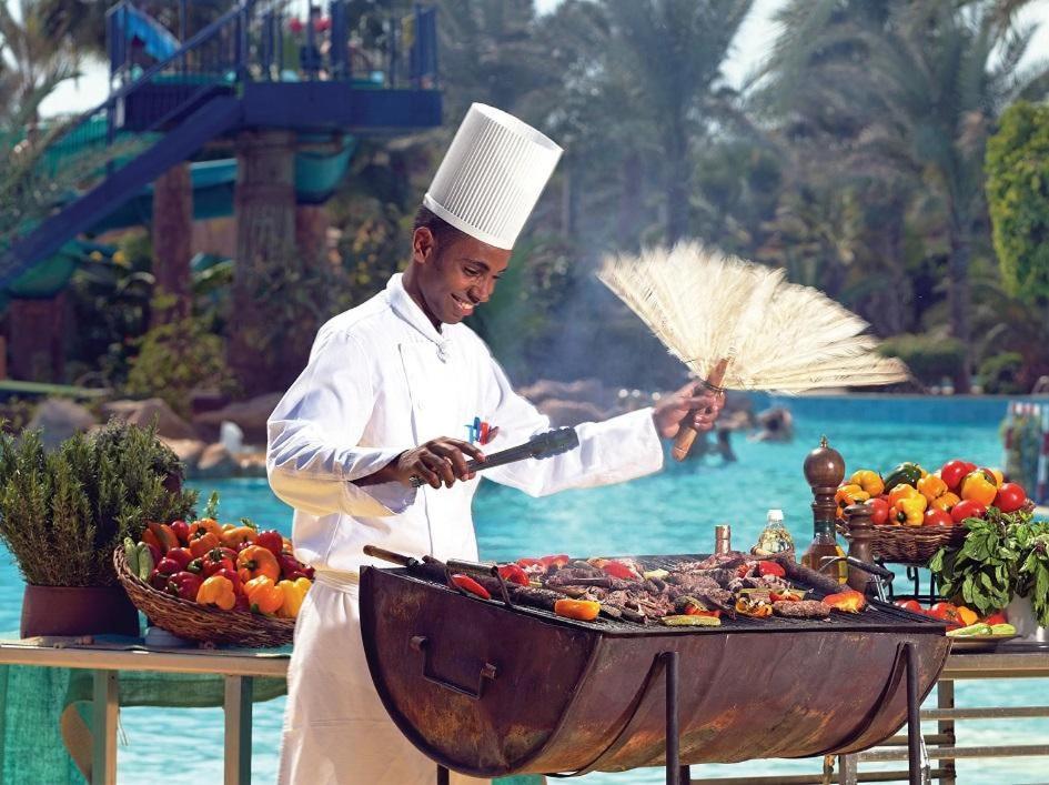 ジョリー ヴィル ゴルフ&リゾート シャルム・エル・シェイク エクステリア 写真 A chef cooking at the Atlantis Paradise Island